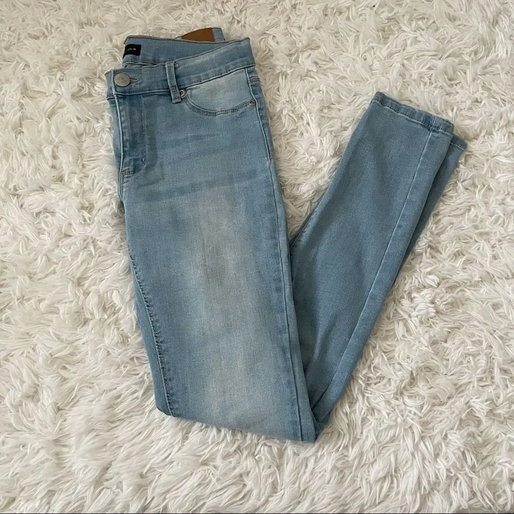 3/$45 Bluenotes Light Wash Skinny Jeggings - Picture 2 of 5